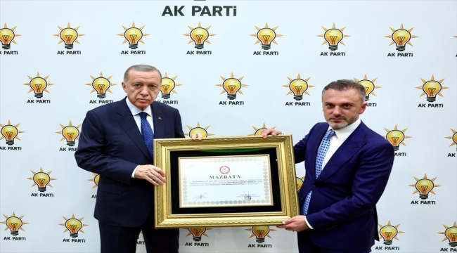 AK Parti Genel Başkanlığına yeniden seçilen Cumhurbaşkanı Erdoğan'a mazbatası takdim edildi