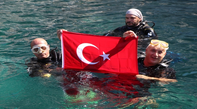 Alanya'da gaziler Cumhuriyet'in 100. yılı için dalış yaptı