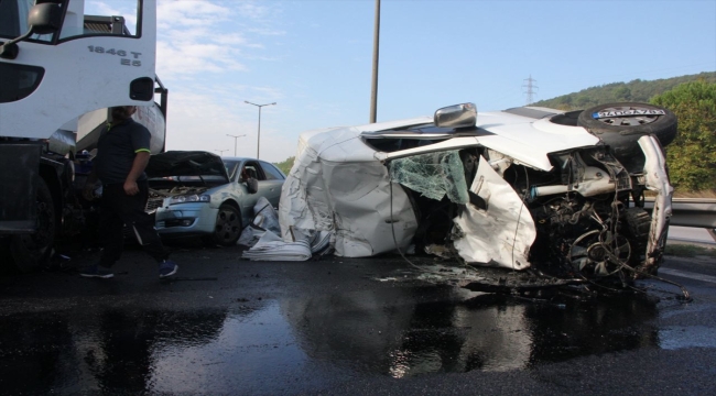 Anadolu Otoyolu'nun Kocaeli kesiminde zincirleme trafik kazasında 3 kişi yaralandı