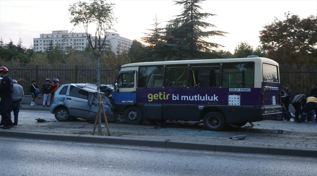 Ankara'da otomobil ile dolmuşun çarpıştığı kazada 1 kişi öldü, 14 kişi yaralandı