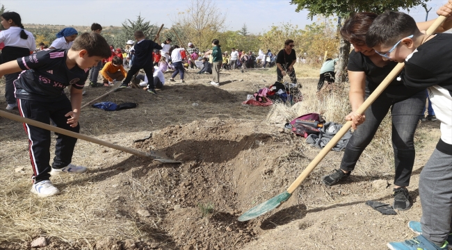 Ankaralı öğrenciler Cumhuriyet'in 100. yılında binlerce fidan dikti