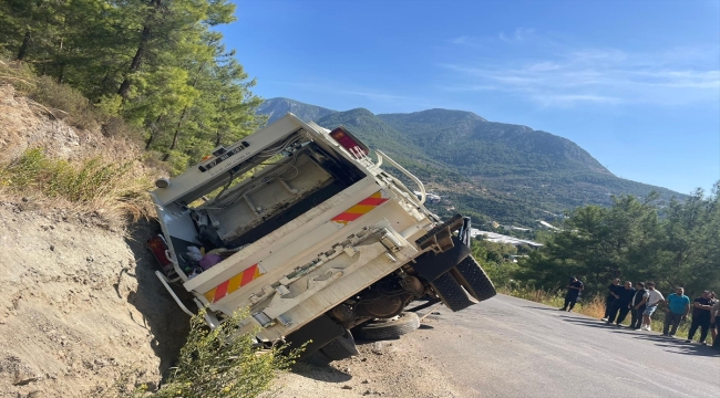 Antalya'da devrilen çöp kamyonundaki 1 işçi öldü, 2 kişi yaralandı