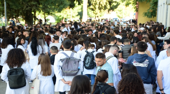 Arnavutluk'ta tıp öğrencileri "zorunlu istihdama" karşı protesto düzenledi