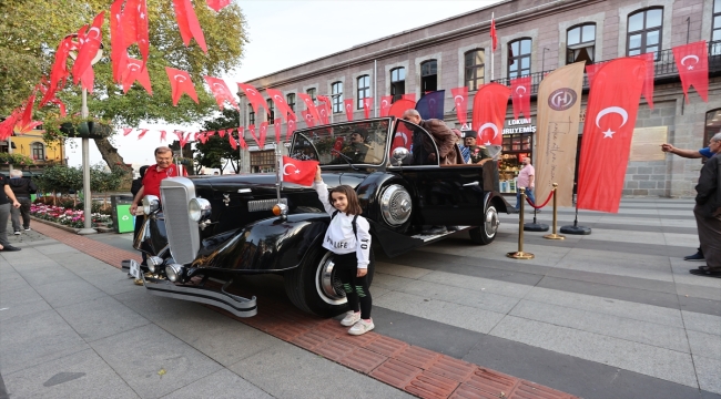 Atatürk'ün makam aracı olarak kullandığı otomobilin benzeri Trabzon'da sergilendi