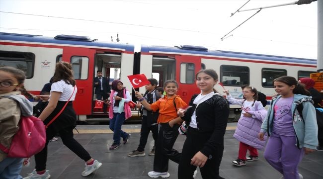 Balıkesirli öğrenciler 100'üncü yıl coşkusuna bayraklarla bindikleri trende kitap okuyarak katıldı