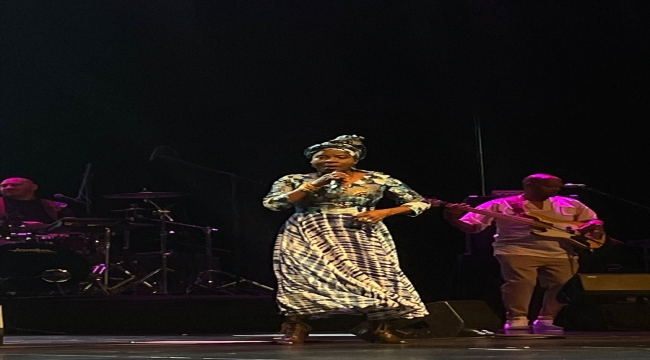 Beninli şarkıcı Angelique Kidjo, Beyoğlu Kültür Yolu Festivali'nde konser verdi