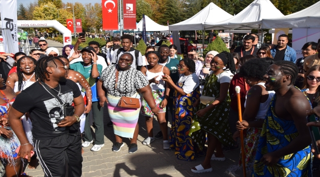 Bilecik'teki Bilim Şenliği'nde uluslararası öğrenciler halk danslarını sergiledi