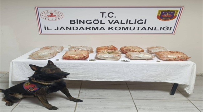 Bingöl'de salça kovaları ve patates çuvallarında 10 kilogram esrar bulundu