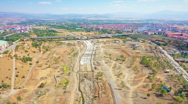 Bingöl'ün Çapakçur Çayı'nda taşkın riskine karşı çalışma yapılıyor