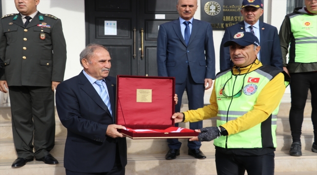 Bisikletliler Amasya'dan aldıkları Amasya Tamimi ve Türk bayraklarını Ankara'ya ulaştıracak