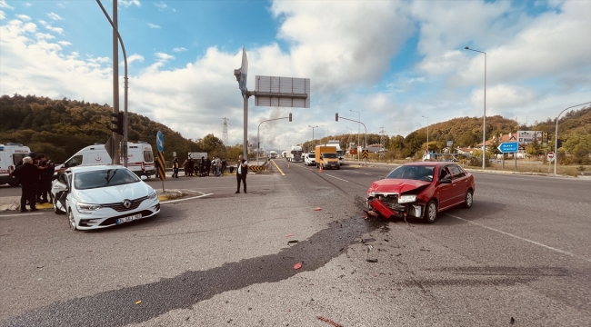 Bolu'da iki otomobilin çarpıştığı kazada 3 kişi yaralandı