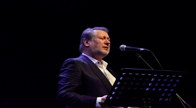 Bursa'da "Sezona Merhaba" konserinde Ahmet Özhan sahne aldı 