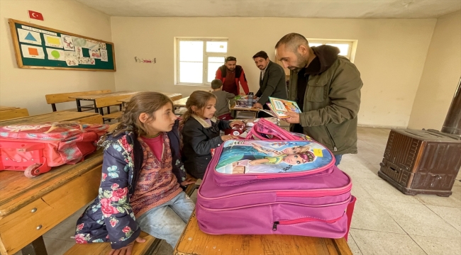 Cihan öğretmen, öğrencisi Zilan için yürüyerek gittiği mezrada yeniden göreve başladı