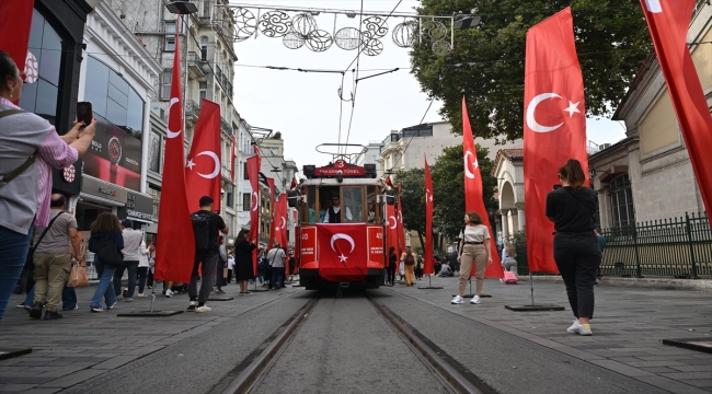 Cumhuriyet'in 100'üncü yılı dolayısıyla İstiklal Caddesi Türk bayraklarıyla donatıldı