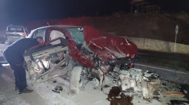 Diyarbakır'da hafif ticari araç ile otomobilin çarpıştığı kazada 6 kişi yaralandı