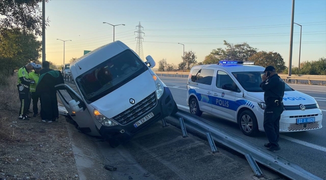 Edirne'de polisten kaçarken kaza yapan panelvanda 10 düzensiz göçmen yakalandı