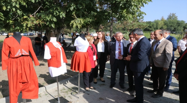 "Efsane renk" Edirne kırmızısının elde edildiği kök boya bitkisinin hasadı yapıldı