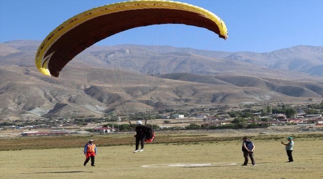 Erzincan'da Yamaç Paraşütü Hedef Eğitim Yarışması başladı