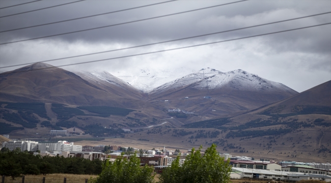 Erzurum'un yüksek kesimlerine mevsimin ilk karı yağdı