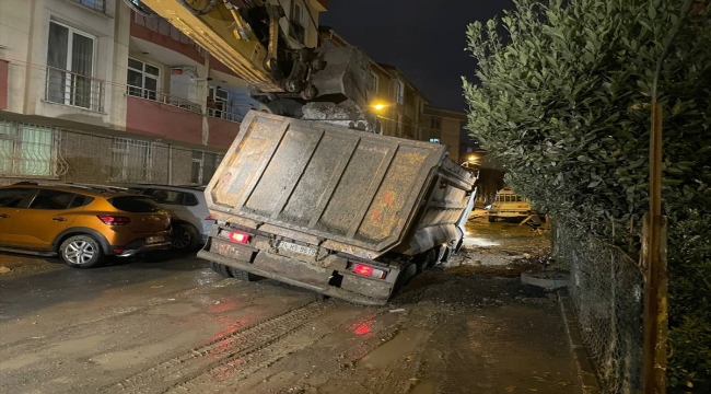 Esenyurt'ta yağmurdan zarar gören yolda mahsur kalan hafriyat kamyonu kurtarıldı