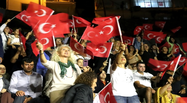 Fethiye'de antik tiyatroda sahnelenen senfonik destanı 3 bin kişi izledi