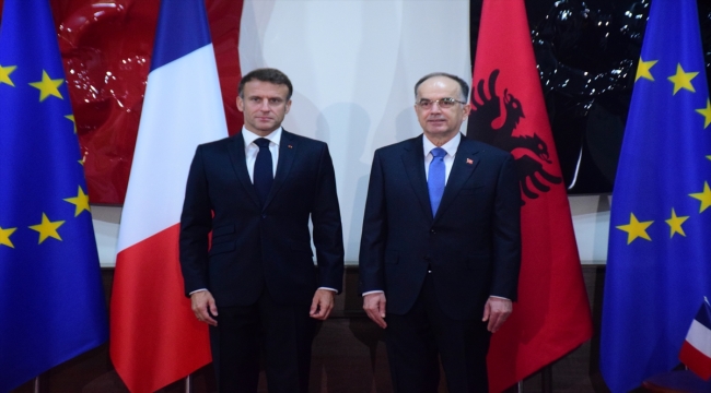 Fransa Cumhurbaşkanı Macron, Arnavutluk Cumhurbaşkanı Begaj tarafından törenle karşılandı