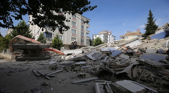 Gaziantep'te ağır hasarlı binanın iş makinesi üzerine devrilmesi kamerada