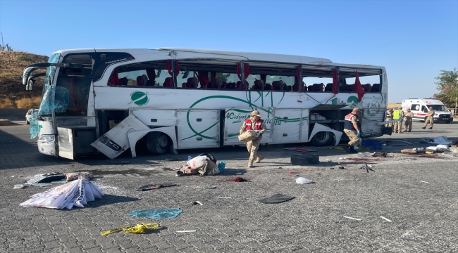 Şanlıurfa'da otomobille çarpışan otobüsün devrilmesi sonucu 2 kişi öldü, 25 kişi yaralandı