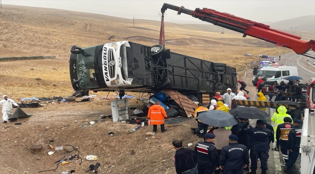 Sivas'ta yolcu otobüsü devrildi, 7 kişi öldü, 40 kişi yaralandı