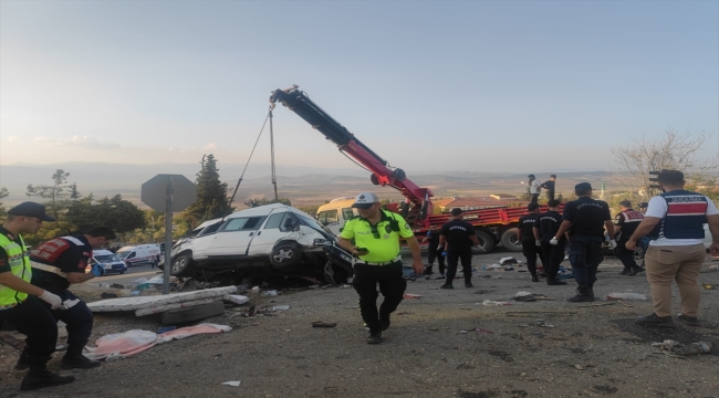 Gaziantep'te seyir halindeki kamyon trafik ışığındaki 3 araca çarptı