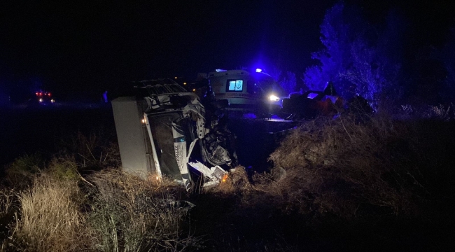 Isparta'da otomobille kamyonetin çarpıştığı kazada 4 kişi öldü