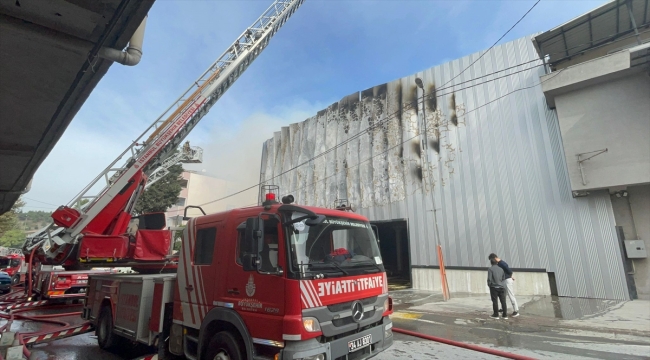 Küçükçekmece'de kimyasal maddelerin bulunduğu depoda çıkan yangın söndürüldü