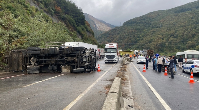 Sakarya'da trafik kazasının ardından kapanan kara yolu kontrollü olarak ulaşıma açıldı