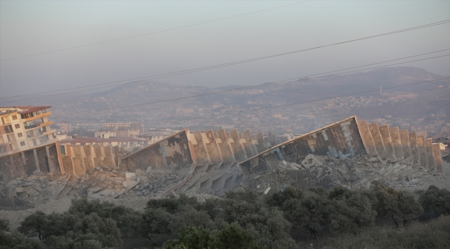 Hatay'da 10 binadan oluşan ağır hasarlı site patlayıcı yardımıyla yıkıldı