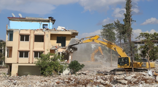 Hatay'da ağır hasarlı 6 bina kontrollü şekilde yıkıldı