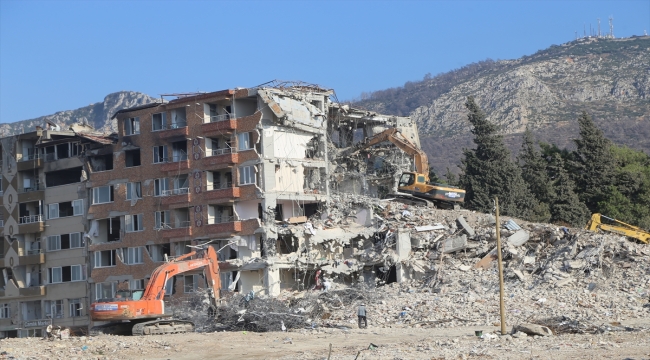 Hatay'da ağır hasarlı binaların kontrollü yıkımı devam ediyor