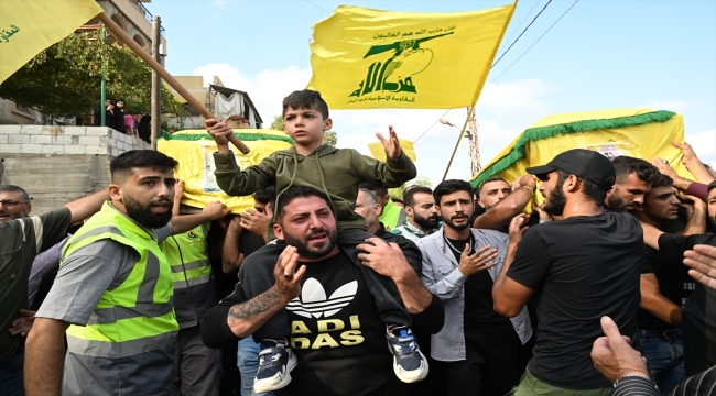 İsrail saldırısında ölen Lübnan'daki Hizbullah üyeleri toprağa verildi