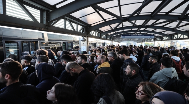 İstanbul'da bazı metrobüs duraklarında yoğunluk yaşandı