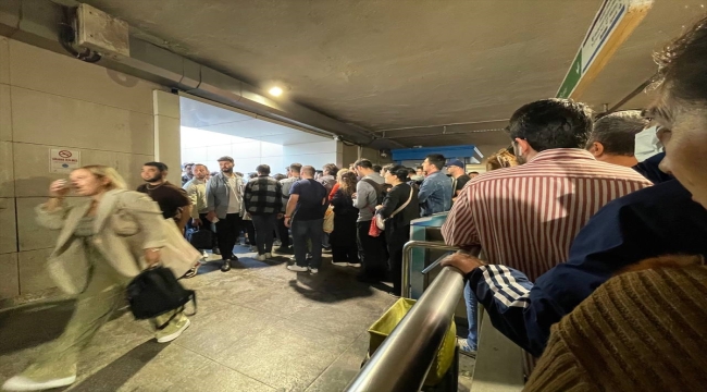 İstanbul'da metrobüs duraklarında yoğunluk yaşandı 