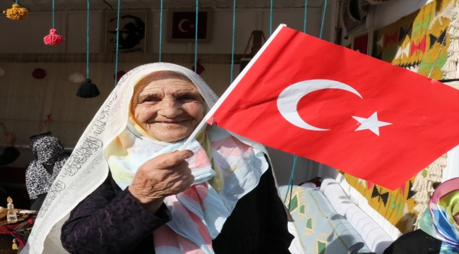 İzmir Valisi Elban, Cumhuriyetin 100. yılı kapsamında dokunan Türk bayrağına ilmek attı