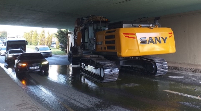 Kartal'da iş makinesi yüklü tırın alt geçitte sıkışması trafik yoğunluğu oluşturdu