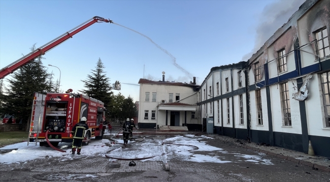 Kayseri'de mobilya fabrikasında çıkan yangına müdahale ediliyor