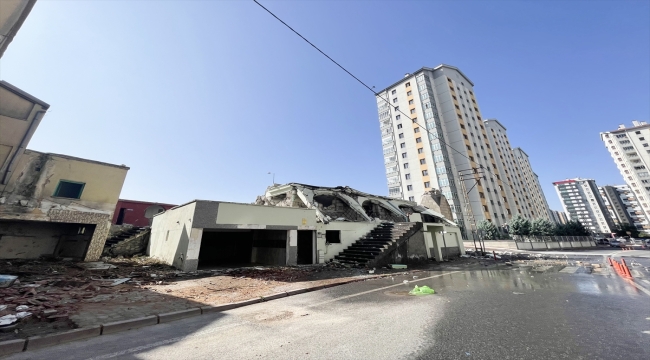 Kayseri'de statik açıdan sorunlu cami ile minaresi kontrollü yıkıldı