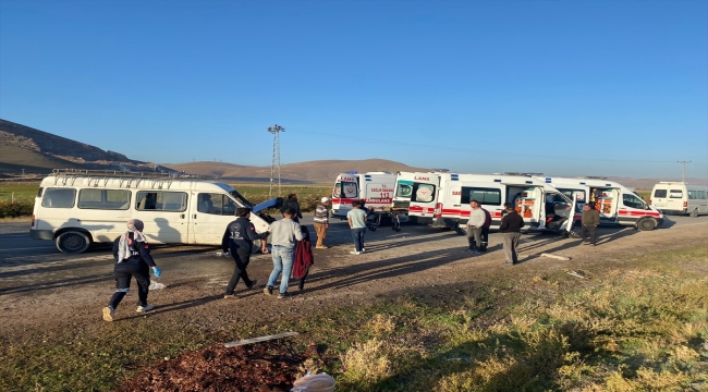 Kayseri'de tarım işçilerini taşıyan minibüs ile yakıt tankeri çarpıştı, 15 kişi yaralandı