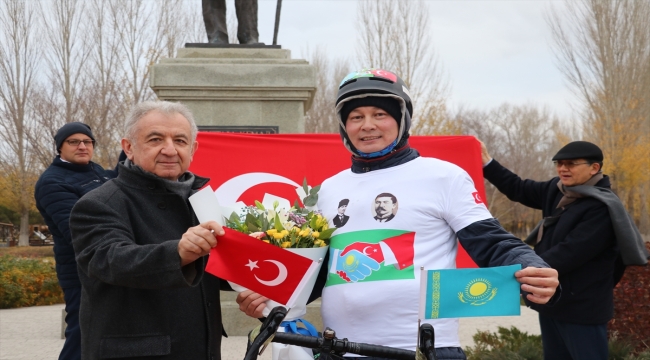 Kazak bisikletçi, Türkiye Cumhuriyeti'nin 100. yılını 100 kilometre pedal çevirerek kutladı