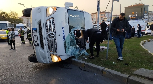 Kocaeli'de işçi servisi ile halk otobüsünün çarpıştığı kazada 11 kişi yaralandı