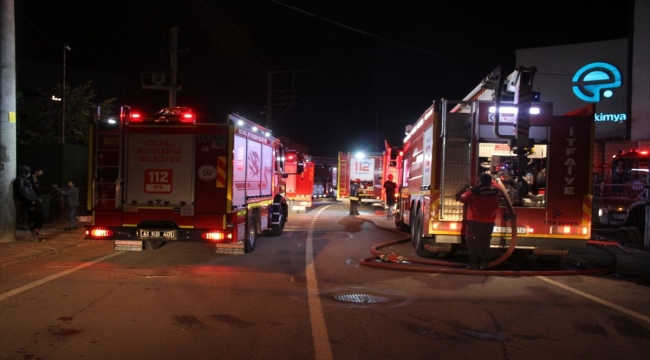 Kocaeli'de kimya fabrikasının dış cephesinde çıkan yangın söndürüldü