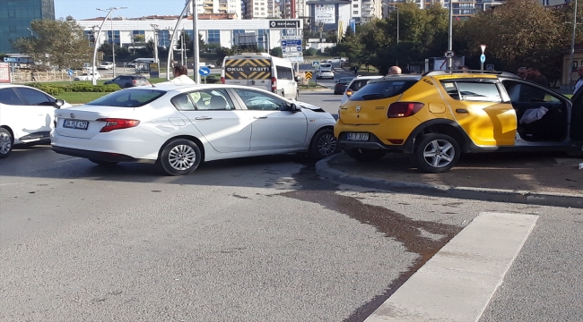 Kocaeli'de taksi ile otomobilin çarpıştığı kazada 4 kişi yaralandı