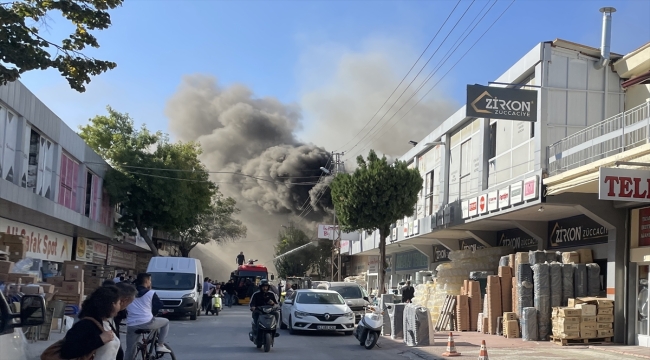 Konya'da toptancılar çarşısında bir iş yerinde çıkan yangına müdahale ediliyor