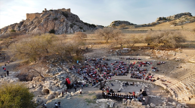 Macar sanatçı Tilla Török, Osmaniye'deki tarihi Kastabala Antik Kenti'nde konser verdi